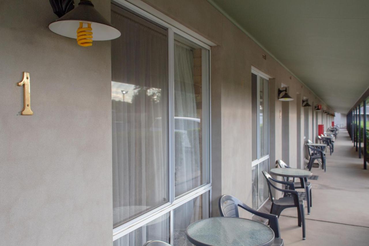 Burringa Garden Motel Уогга-Уогга Экстерьер фото